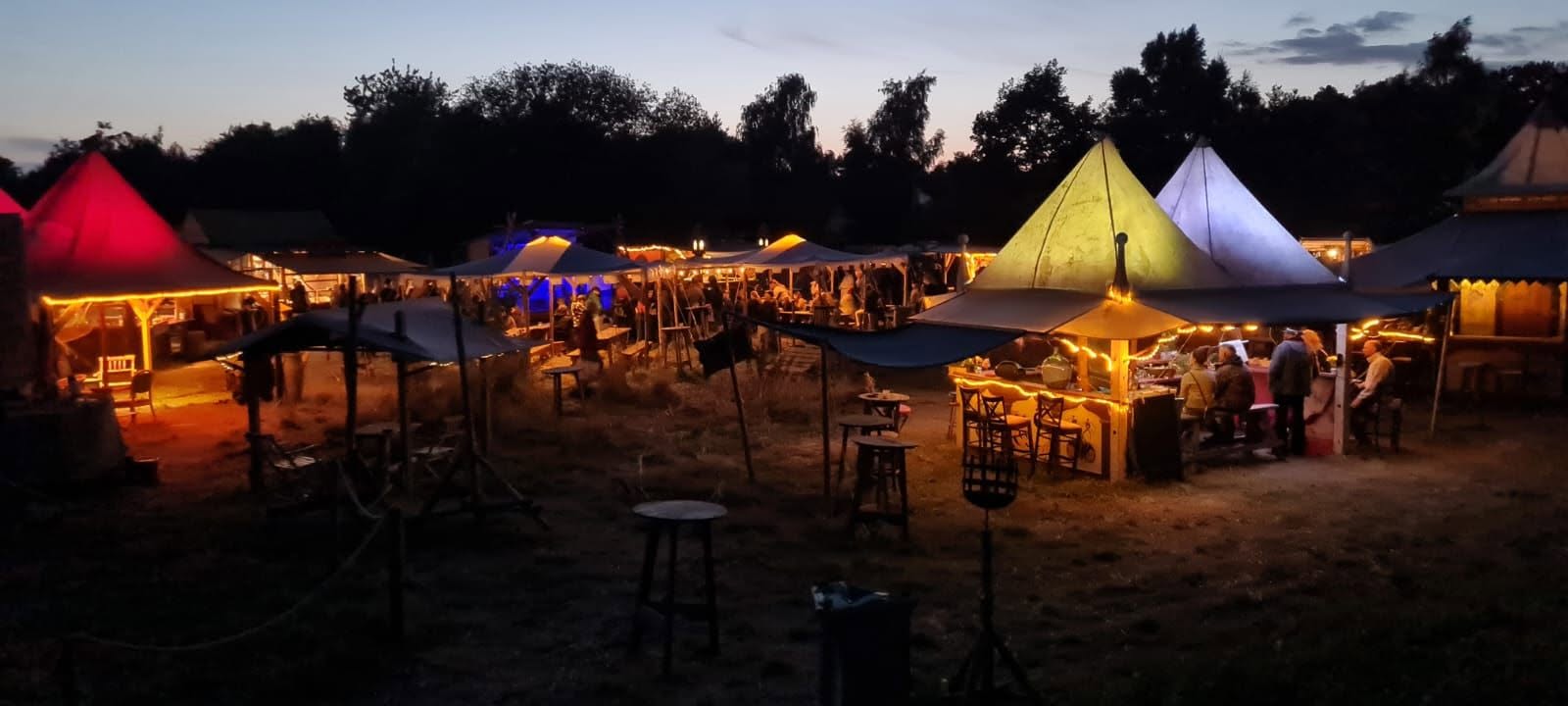 Beleuchteter Mittelaltermarkt am Abend